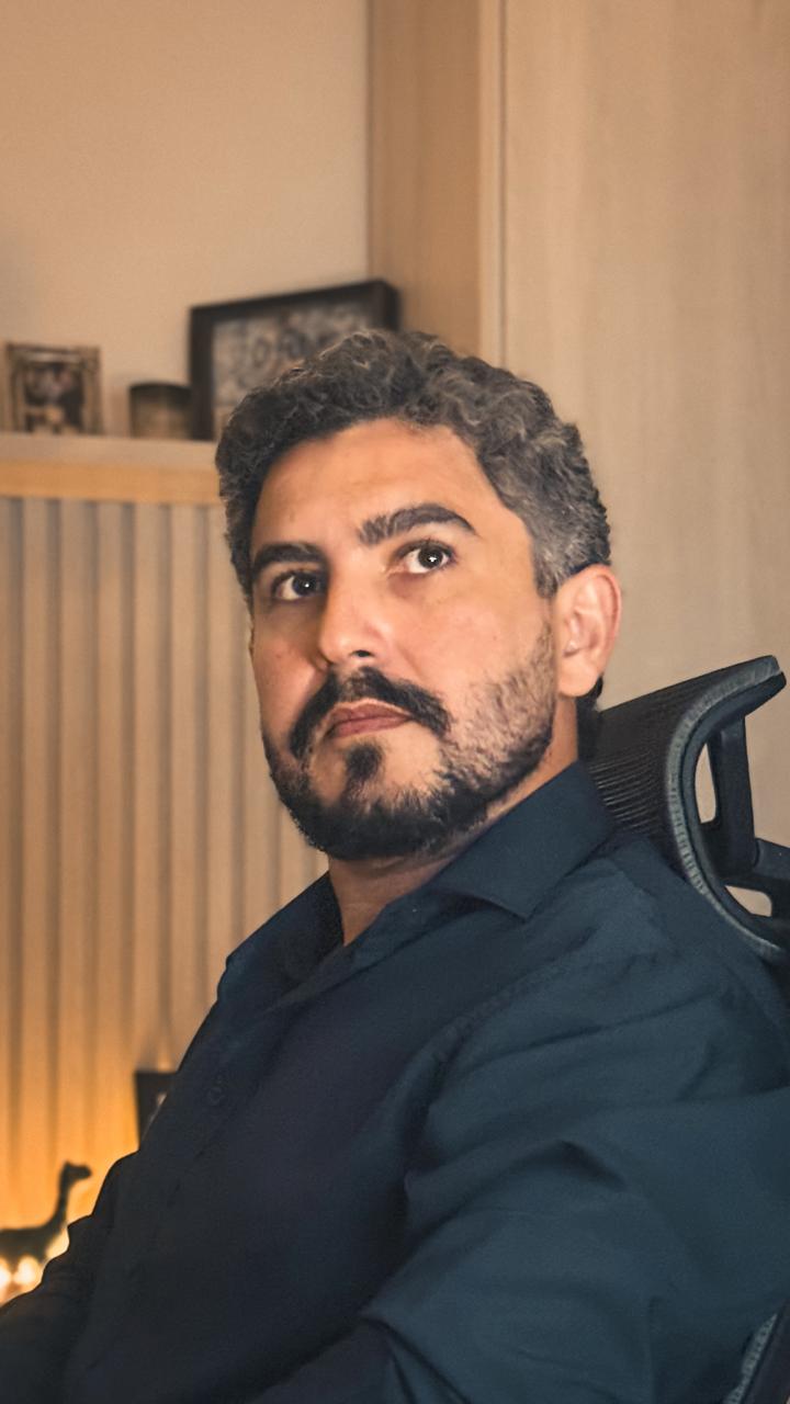Francisco Winter dos Santos Figueiredo em ambiente de trabalho