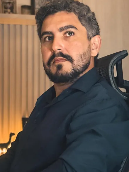 Francisco Winter dos Santos Figueiredo em seu ambiente de trabalho